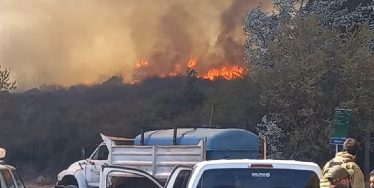 Video: evacuaron a vecinos de La Falda por un incendio forestal fuera de control