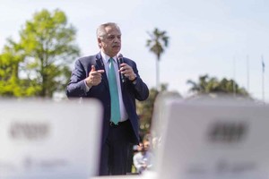 El presidente encabezó un acto en donde entregó computadoras para alumnos.