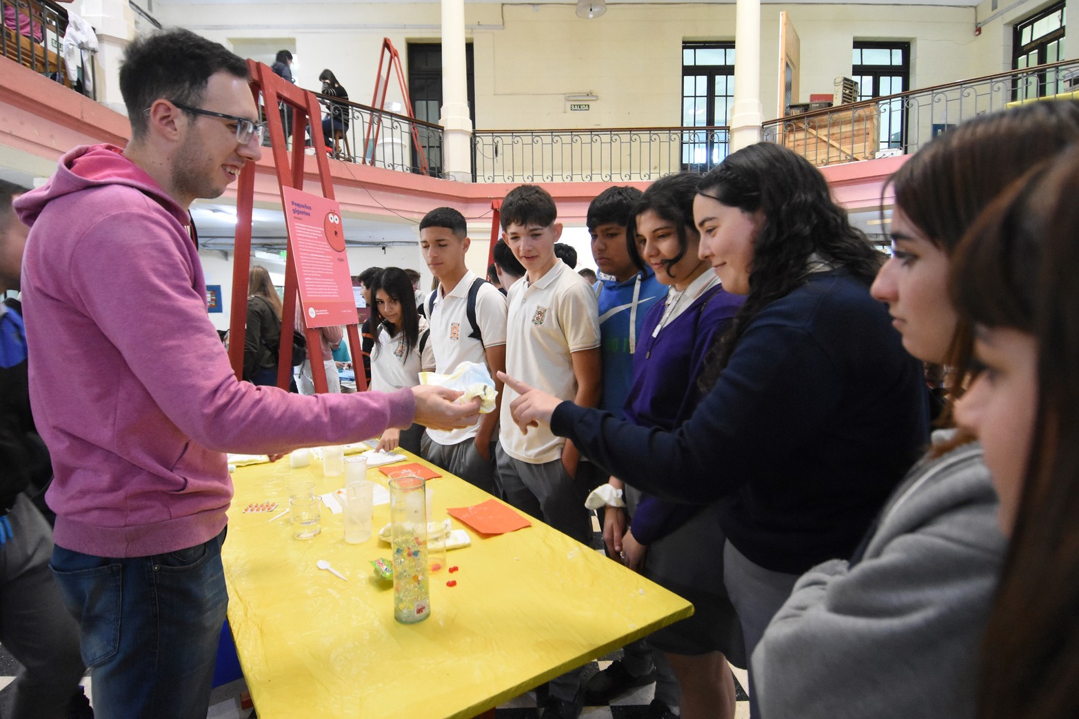 Las "estaciones experimentales" configuraron un recorrido orientado a la demostración, exploración y descubrimientos sobre distintos procesos químicos, las leyes de la física y las potencialidades de la matemática.
