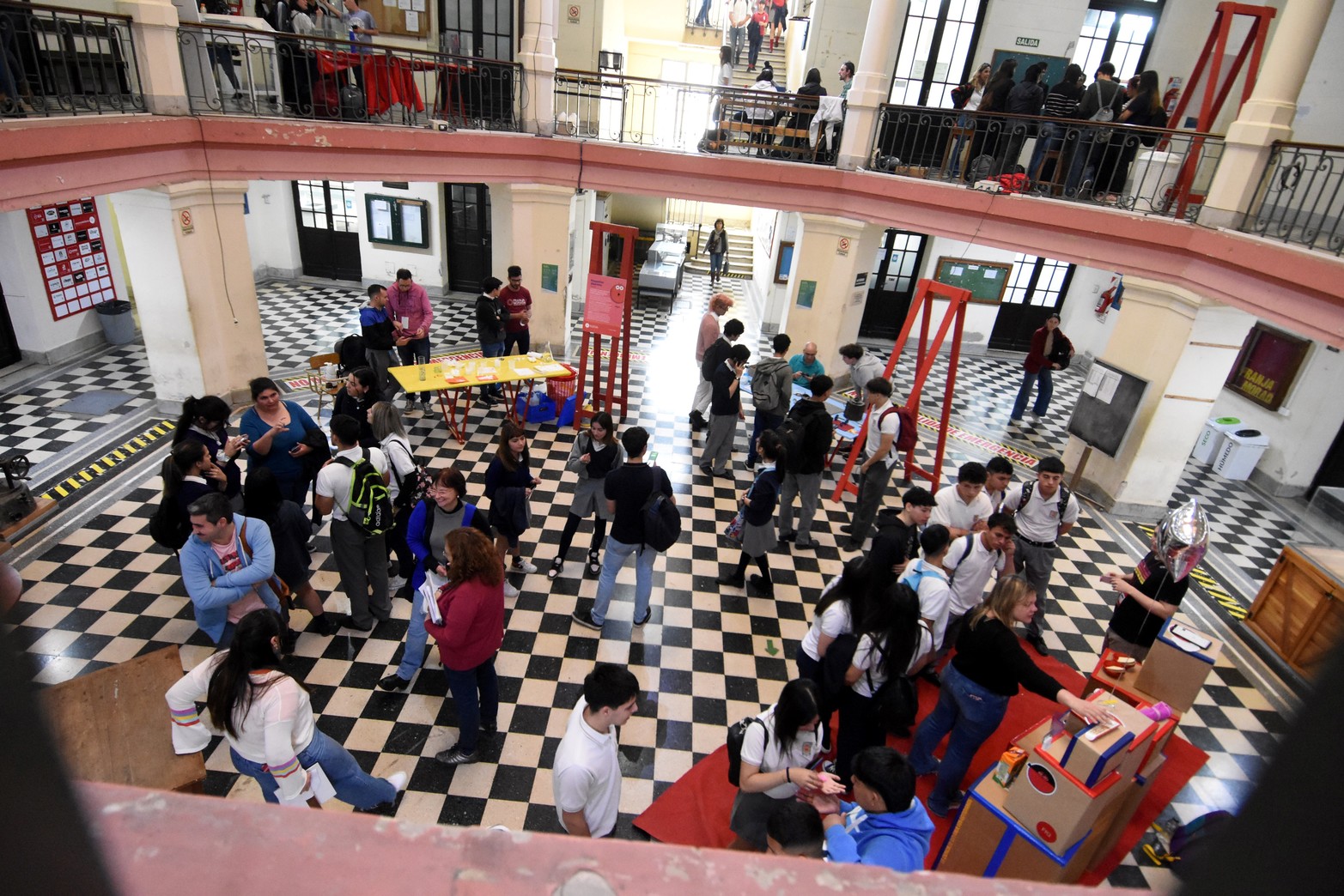 La propuesta de actividades por turno incluyó el recorrido por estaciones experimentales y la participación en talleres teórico-experimentales que integraron diferentes aspectos de la Química, la Física y la Matemática.