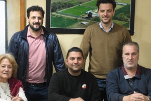 Liria de Salemi, Martín Salemi, Leónidas Bonaveri, Adrián Cornaglia y Alberto Garau, integrantes de la Mesa Directiva de la Liga Santafesina en momentos de plena labor y organización del evento que se llevará a cabo el 14 de octubre.

Foto: Luis Cetraro