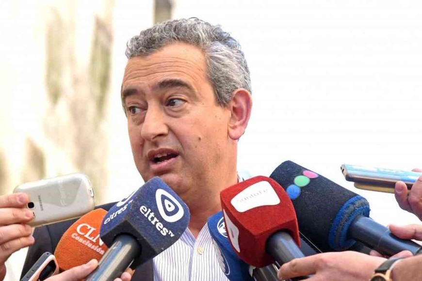 "Esta es una ciudad donde la gente vive y labura, y trata de estar tranquila. Cuando usted pasa por avenida Alberdi, que es un Centro Comercial histórico de la ciudad y ve la gente como la ve cualquier mañana, haciendo fila en un Rapipago, haciendo cola en un banco; son muchas entidades bancarias concentradas ahí. Yo la atravesé 5 veces hoy, y no vi ni uno (patrullero)", completó. Foto: Municipalidad de Rosario