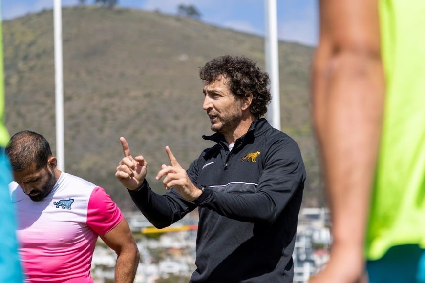 Santiago Gómez Cora da indicaciones en uno de los entrenamientos de Los Pumas 7s. en Sudáfrica. A su lado, el capitán, Gastón Revol.