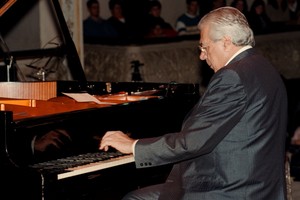 Maestro. Uno de los tantos registros fotográficos del pianista Ariel Ramírez, durante un concierto brindado en el teatro municipal “1° de Mayo”, de la ciudad de Santa Fe.  Mercedes Pardo (Archivo).
