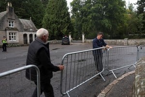 Barriers are put up as media gather outside Balmoral Castle following statement from Buckingham Palace over concerns for Britain's Queen Elizabeth's health, in Balmoral, Scotland, Britain September 8, 2022. REUTERS/Russell Cheyne