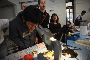 Un trompo que levita en una estación sobre magnetismo, junto al docente de Física.
Foto: Pablo Aguirre