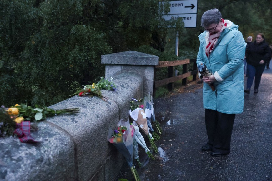 Una mujer reacciona junto a las flores, junto a la entrada del castillo de Balmoral, después de que la reina Isabel, la monarca con el reinado más largo de Gran Bretaña y la figura decorativa de la nación durante siete décadas, muriera a los 96 años, según el Palacio de Buckingham, en Balmoral, Escocia, Gran Bretaña, el 8 de septiembre de 2022. Foto: Reuters