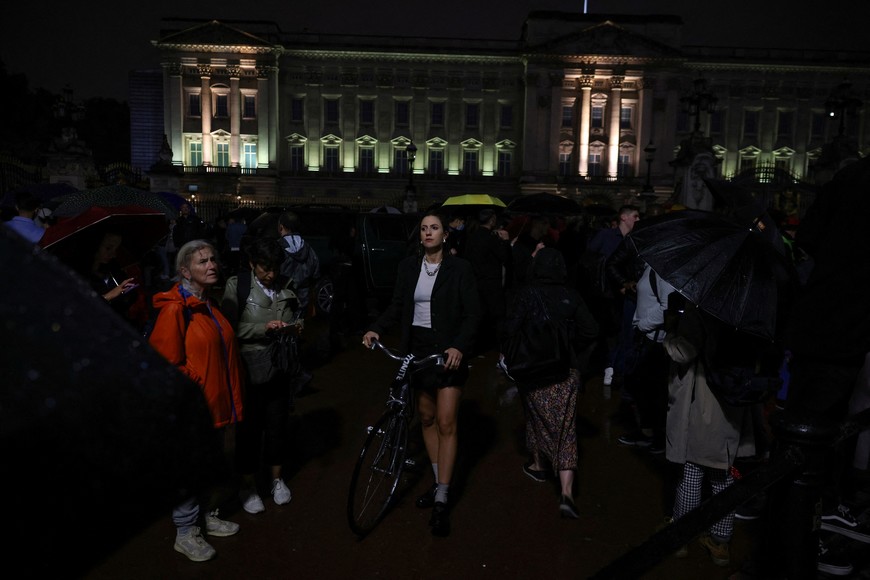 La gente se congrega frente al Palacio de Buckingham después de que la reina Isabel, la monarca británica con el reinado más largo y la figura decorativa de la nación durante siete décadas, muriera a los 96 años, en Londres, Gran Bretaña, el 8 de septiembre de 2022. Foto: Reuters