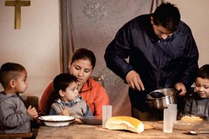 La colecta Más por Menos lleva más de 50 años de ininterrumpida y fecunda realización en ayuda de las familias más necesitadas y carenciadas.