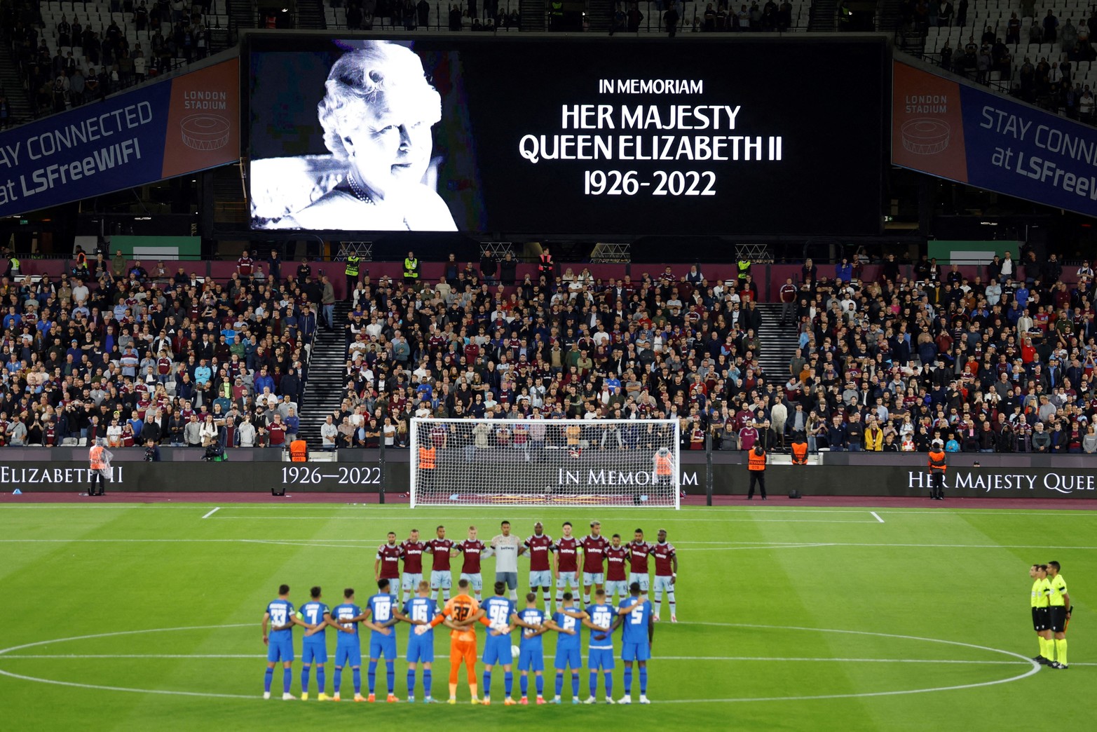 Europa Conference League. London Stadium, Londres, Gran Bretaña. Vista general de los jugadores durante un minuto de silencio antes del partido después de la muerte de la reina Isabel de Gran Bretaña. Reuters /Peter Cziborra