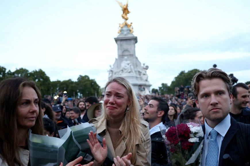El acompañamiento de la población frente al Palacio de Buckingham. Crédito: Henry Nicholls / Reuters