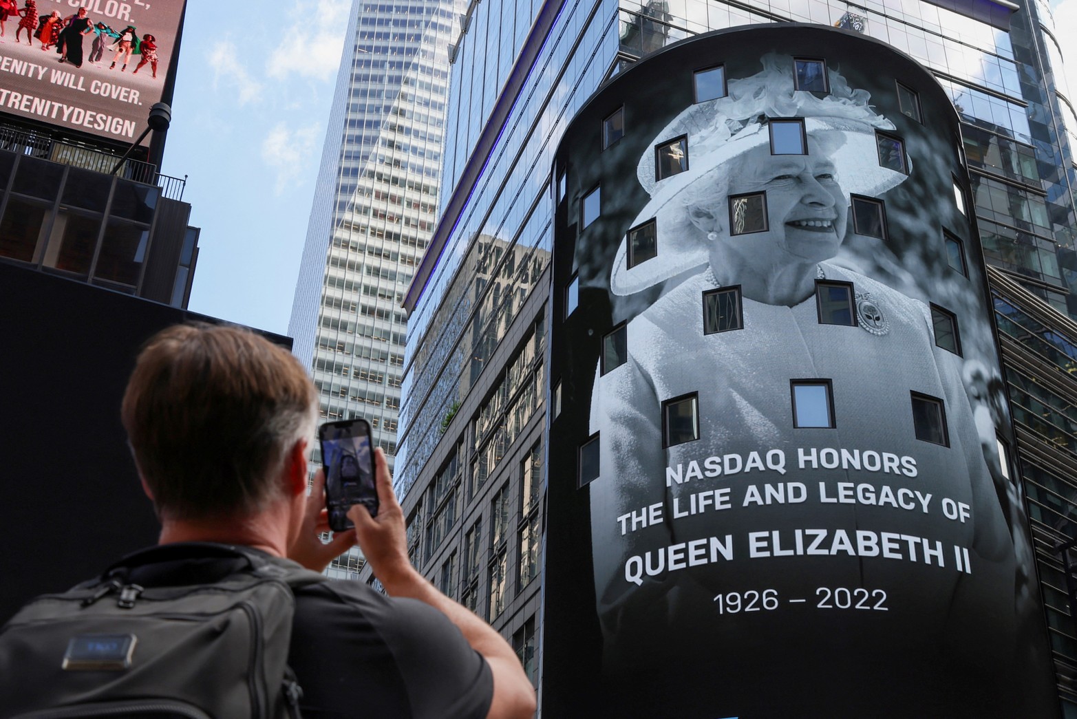 La gente camina mientras un tributo a la Reina Isabel aparece en el Centro Nacional de las Artes, después del fallecimiento de la Reina Isabel, en Ottawa, Ontario, Canadá. Reuters/Patrick Doyle