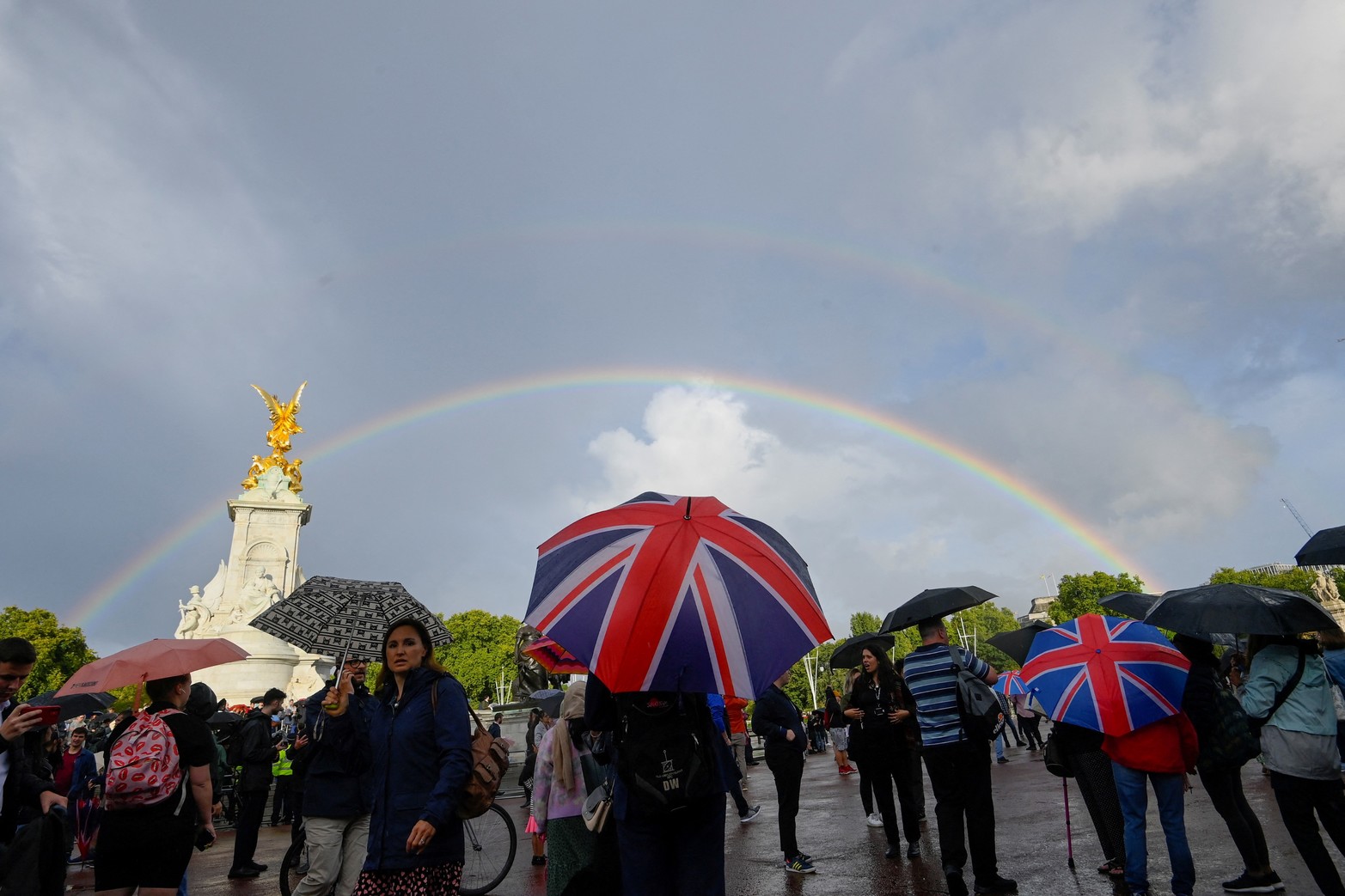 Se forma un arcoíris mientras la gente se reúne fuera del Palacio de Buckingham, luego de una declaración del Palacio sobre la eminente muerte de la Reina Isabel de Gran Bretaña, en Londres, Gran Bretaña, el 8 de septiembre de 2022. ReutersS/Toby Melville