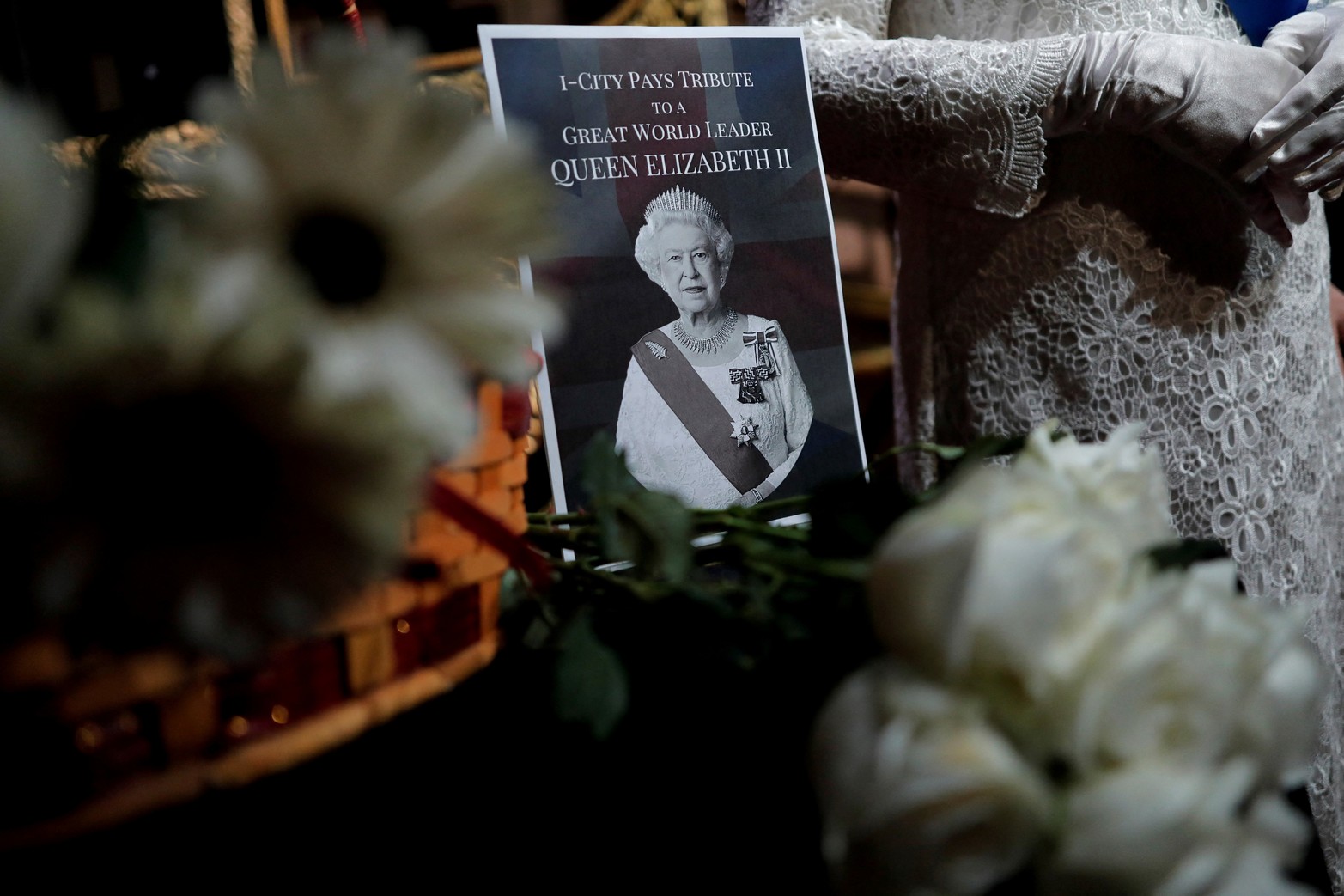 Una nota y un ramo de flores junto a un modelo de cera de la reina Isabel II en un museo de cera en Shah Alam, Malasia.Reuters/Hasnoor Hussain