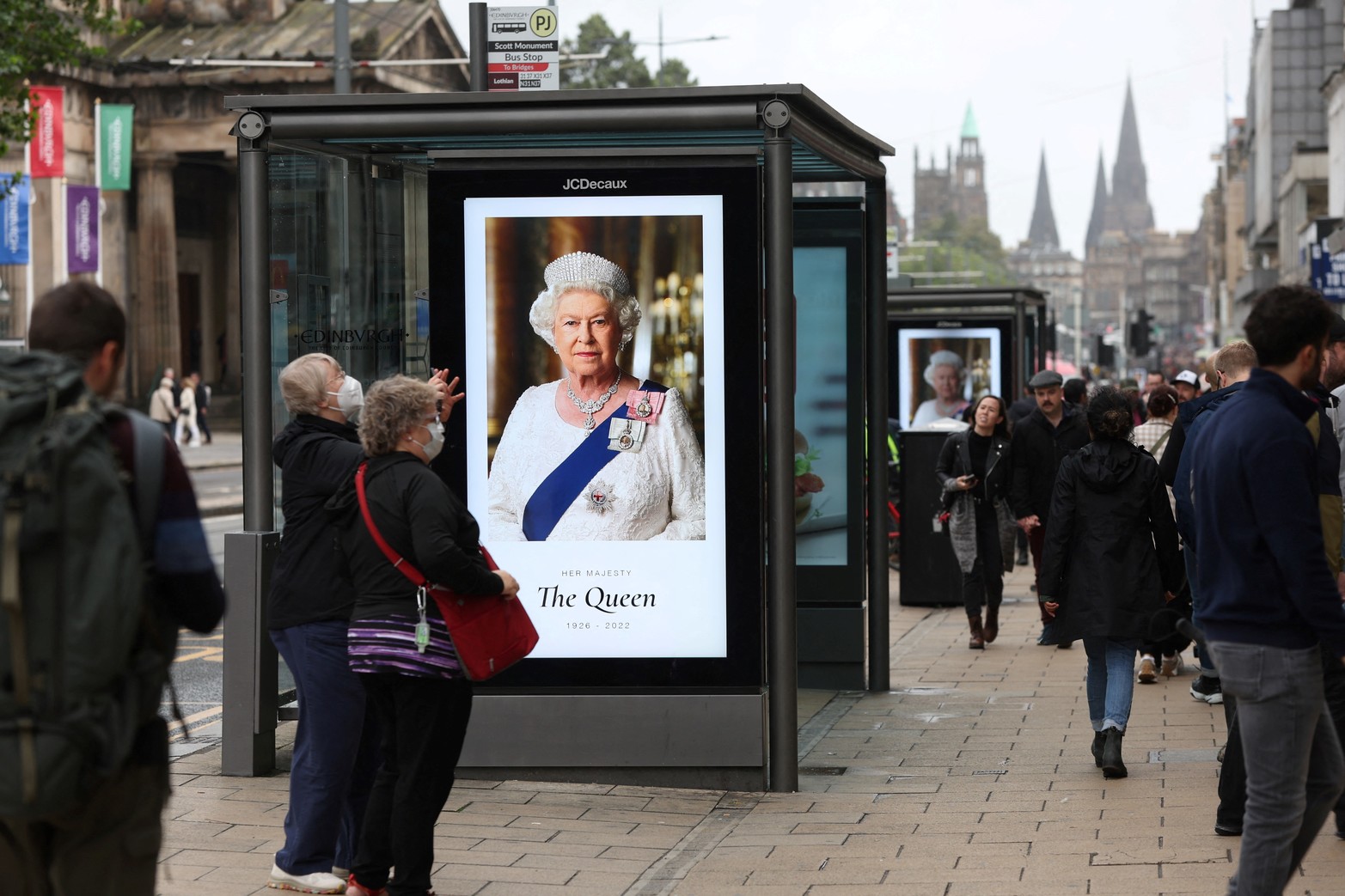 Un retrato de la reina Isabel de Gran Bretaña se exhibe en una parada de autobús en Princes Street, luego del fallecimiento de la reina, en Edimburgo, Gran Bretaña. Reuters/Lee Smith
