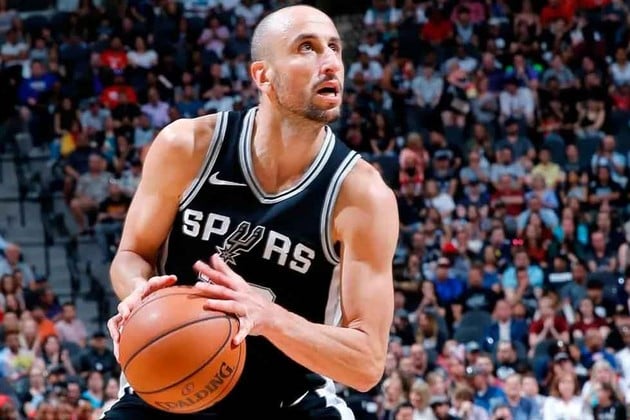 Ginóbili recordó la insólita escena en la NBA con un murciélago volando en pleno partido.