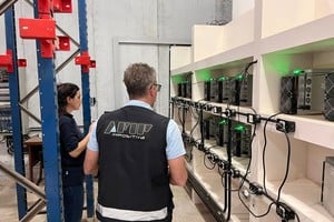 En San Juan, el emprendimiento estaba oculto dentro de una cámara equipada para refrigeración, en la cual supuestamente se almacenaba fruta Crédito: Prensa AFIP