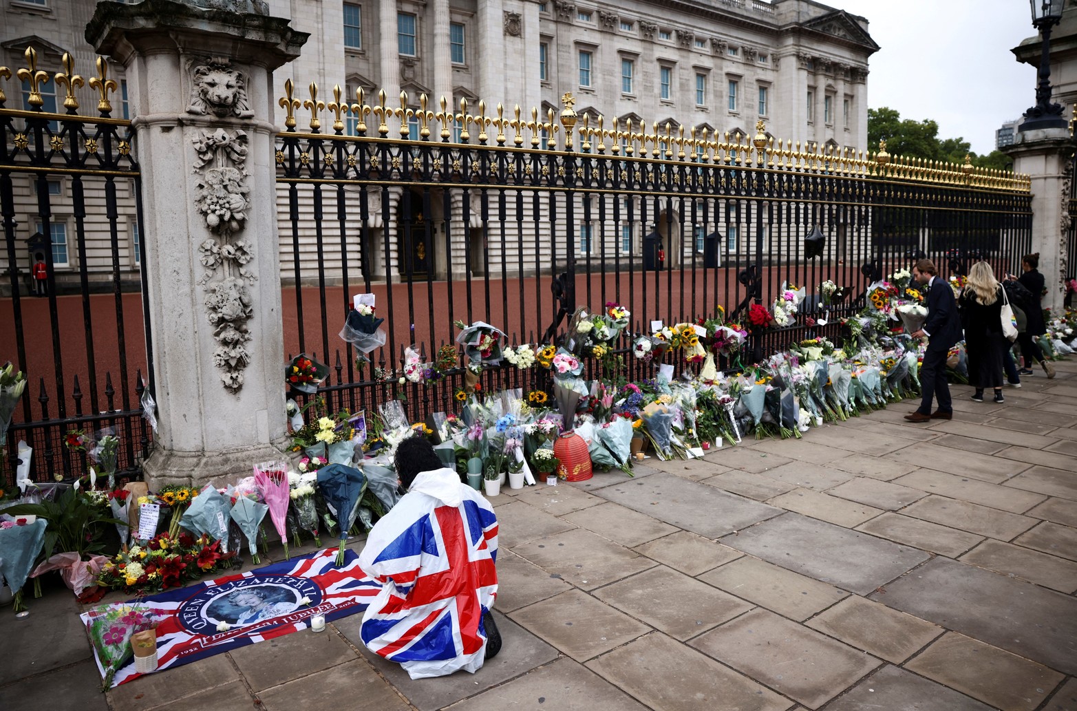 La gente rinde homenaje frente al Palacio de Buckingham, tras el fallecimiento de la Reina Isabel, en Londres, Gran Bretaña. Reuters /Henry Nicholls