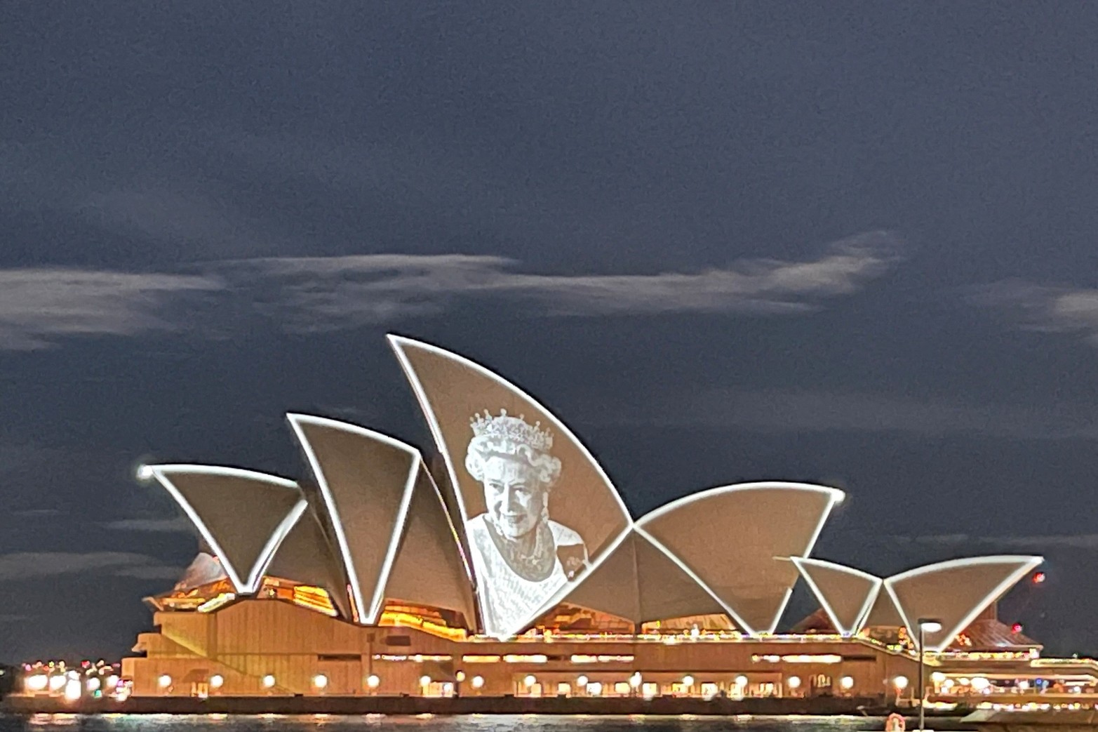 La foto de la reina Isabel de Gran Bretaña se muestra en una vela de la Ópera de Sydney, luego de su fallecimiento, en Sydney, Australia. Reuters/Jill Gralow