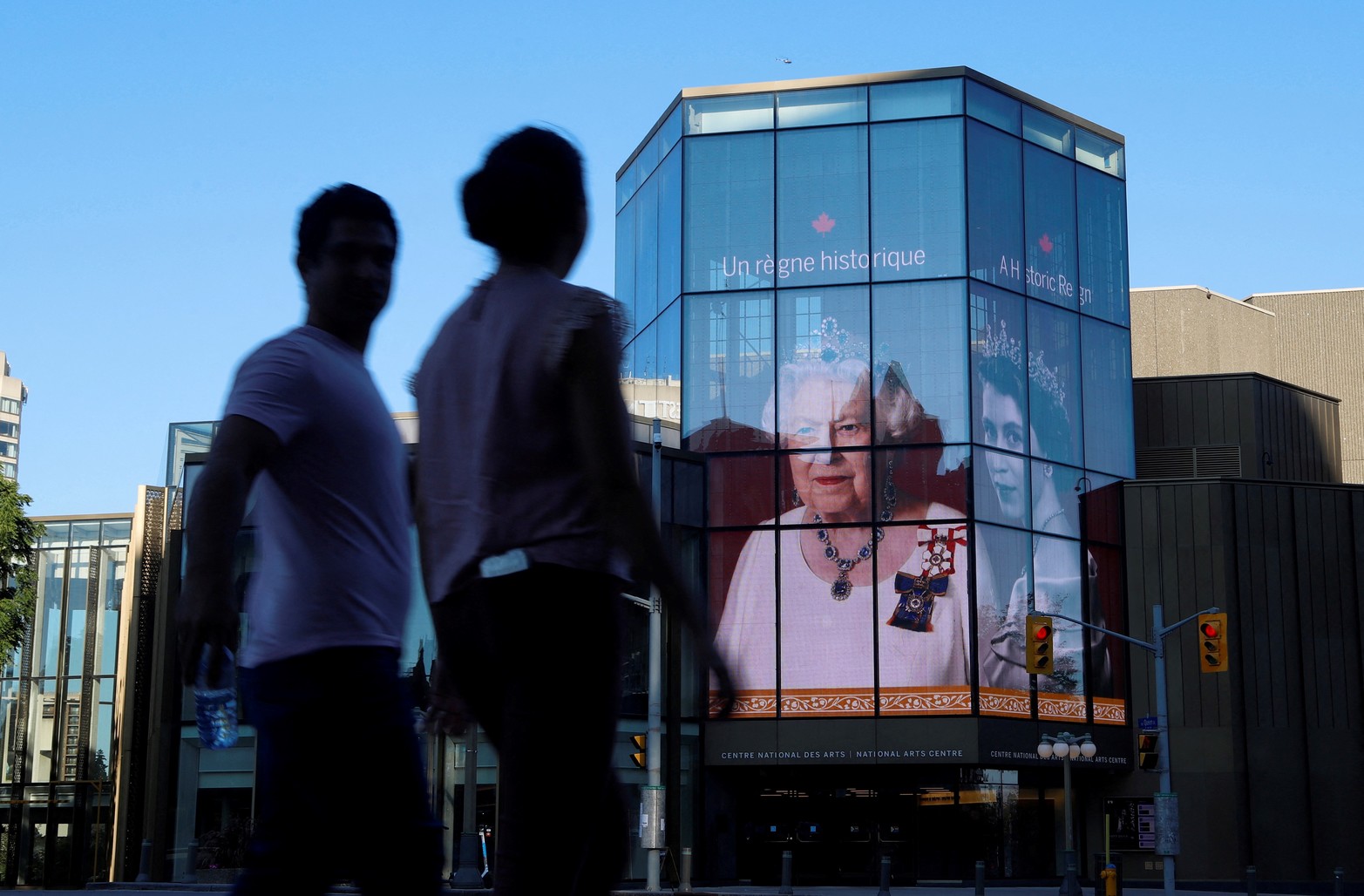 Una persona toma fotos mientras un tributo a la reina Isabel aparece en la pantalla de la cartelera de Nasdaq MarketSite, después de que la reina Isabel, la monarca que ha reinado más tiempo en Gran Bretaña y la figura decorativa de la nación durante siete décadas, muriera a los 96 años, según el Palacio de Buckingham, en Times Square. en Nueva York, EE. UU. Reuters/Andrew Kelly
