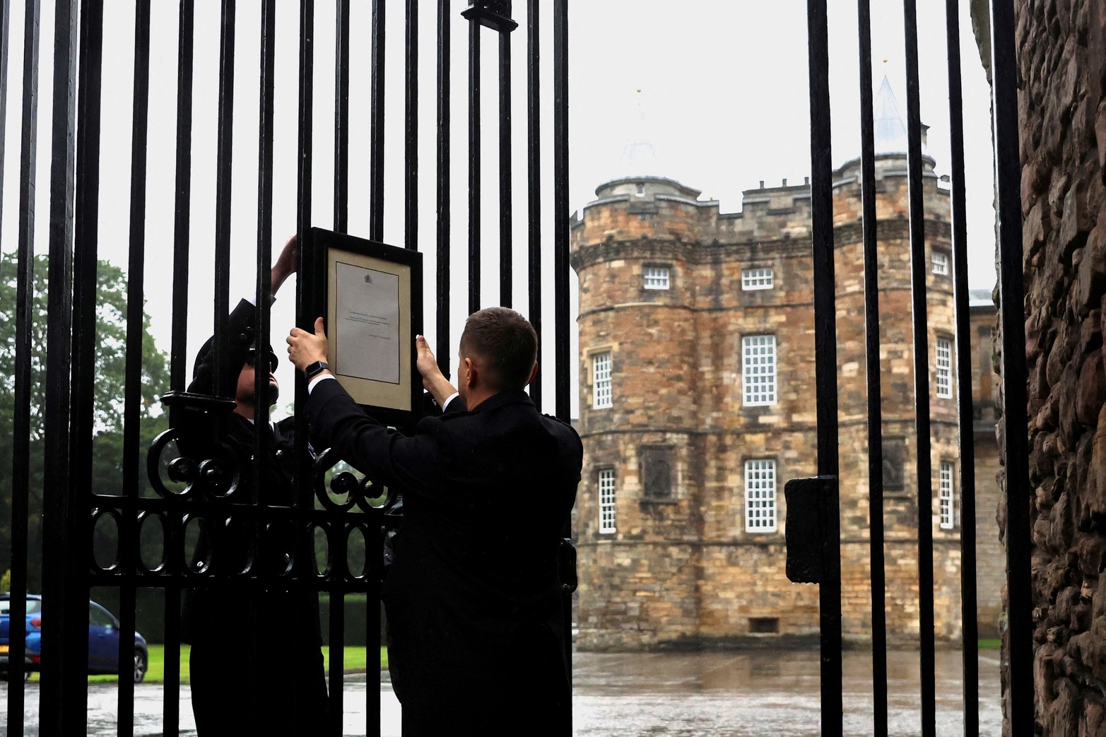 Un anuncio de la muerte de la reina Isabel se ve en una valla fuera del Palacio de Holyroodhouse, en Holyrood, Edimburgo, Escocia, Gran Bretaña.
 Reuters/Lee Smith