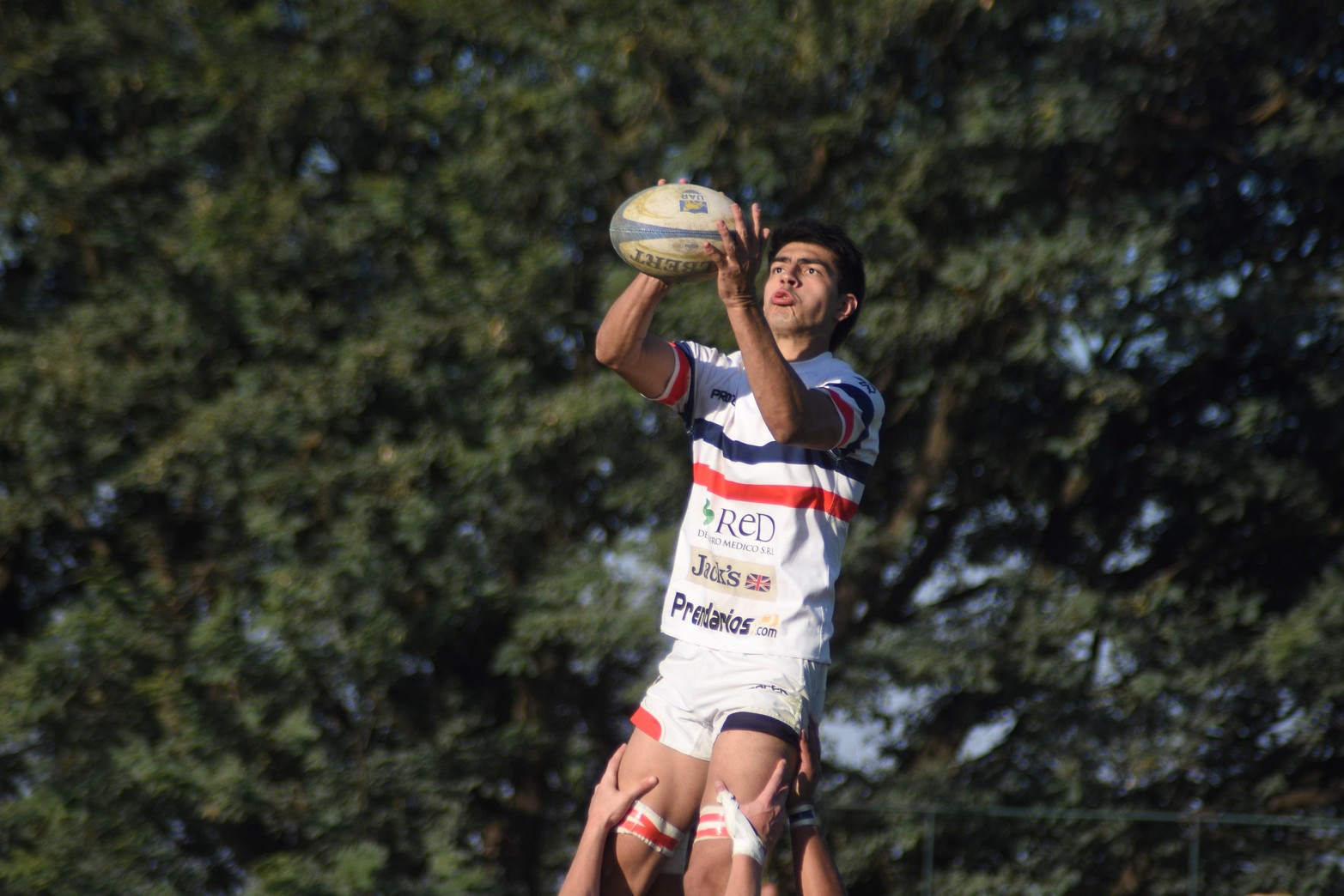 Los delanteros tucumanos empezaban a tomar protagonismo. No obstante, CRAI estaba bien parado en defensa y así cortaba los avances de Natación y Gimnasia.