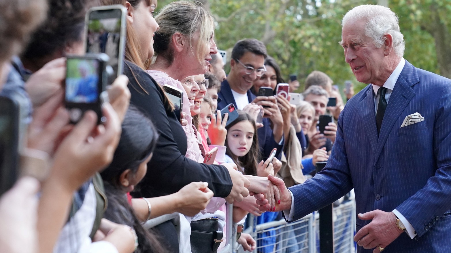 El rey Carlos de Gran Bretaña se encuentra con simpatizantes cuando regresa a Clarence House desde el Palacio de Buckingham, luego de la muerte de la reina Isabel de Gran Bretaña, en Londres. Jonathan Brady/PA Wire/Pool vía REUTERS