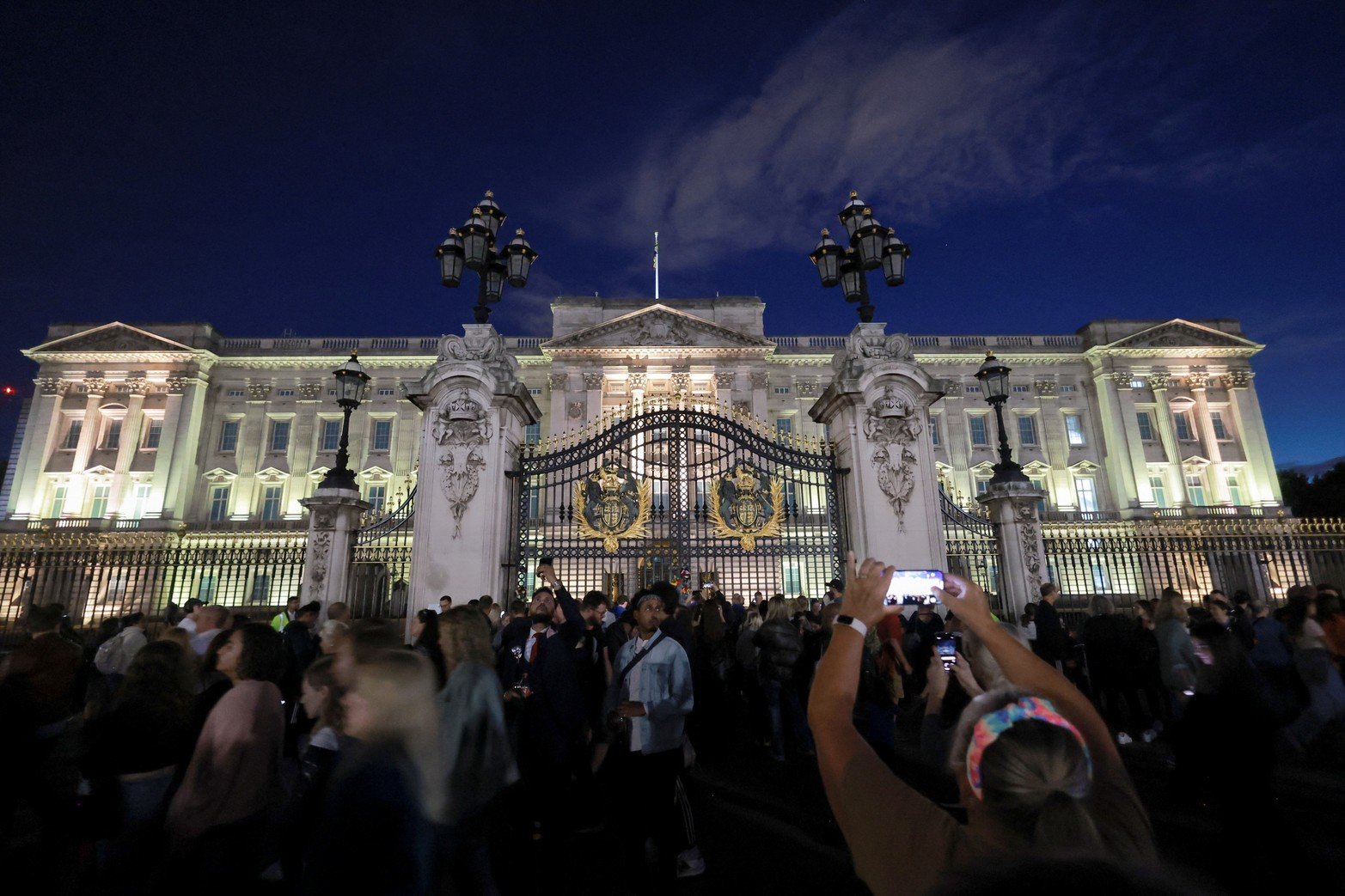 La gente se reúne fuera del Palacio de Buckingham, tras el fallecimiento de la Reina Isabel de Gran Bretaña. Reuters/Marko Djurica