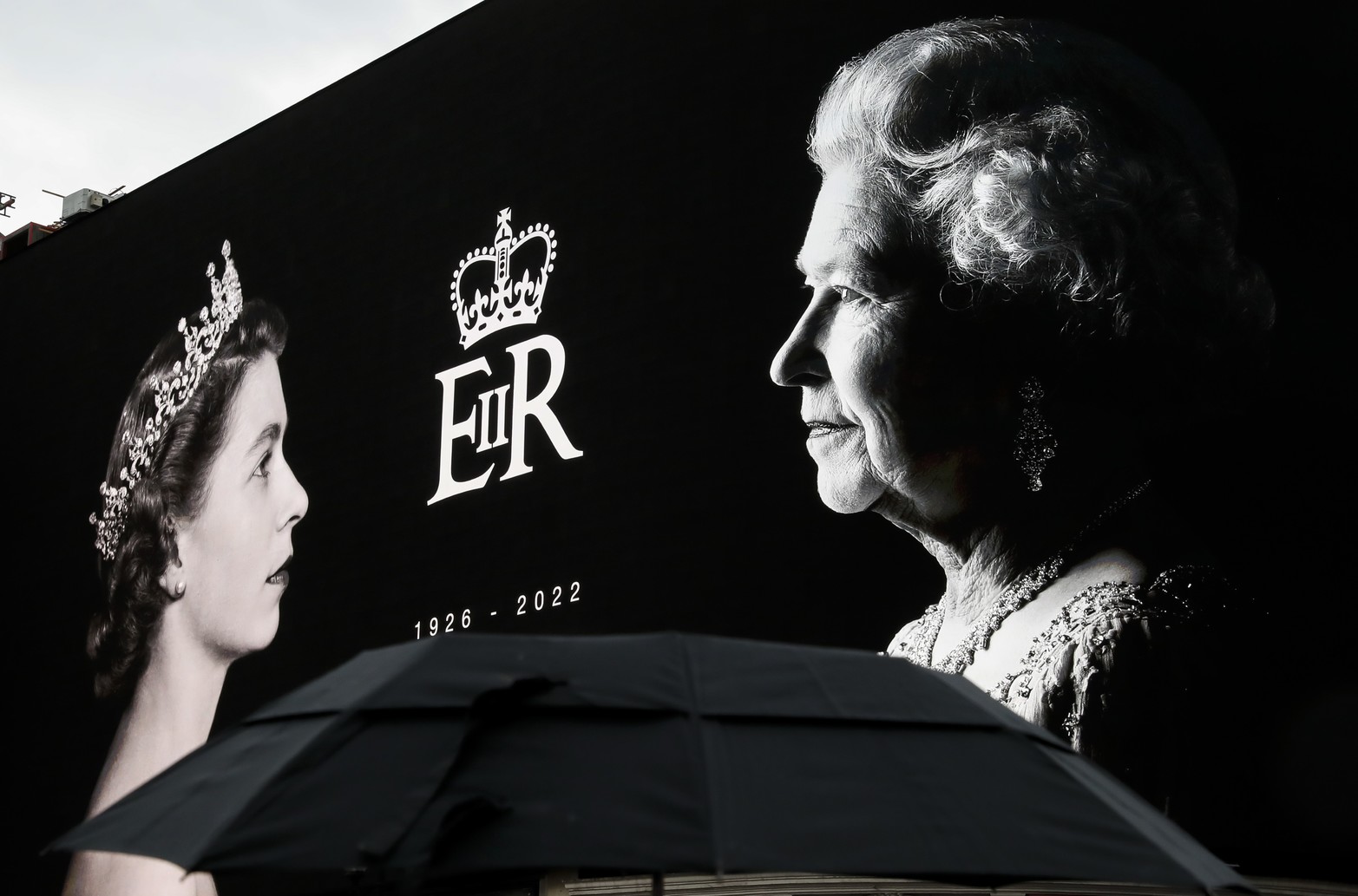 Tributo a la fallecida reina Isabel II de Reino Unido, en una pantalla gigante en Piccadilly Circus, en Londres, Reino Unido. Xinhua/Han Yan