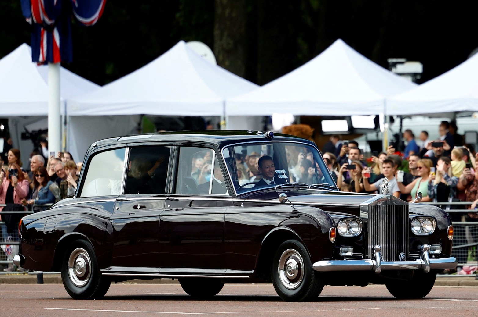 La Reina Camila de Gran Bretaña saluda a la multitud cerca del Palacio de Buckingham, tras el fallecimiento de la Reina Isabel de Gran Bretaña, en Londres, Gran Bretaña. Reuters/Sarah Meyssonnier
