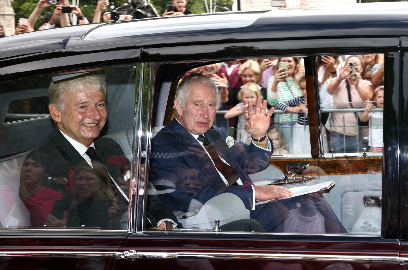 El rey Carlos de Gran Bretaña llega al Palacio de Buckingham después de la ceremonia del Consejo de Adhesión durante la cual fue proclamado nuevo monarca de Gran Bretaña, tras el fallecimiento de la reina Isabel de Gran Bretaña. Reuters /Henry Nicholls