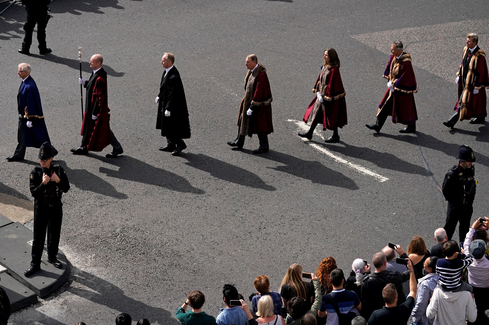 Los miembros del público observan cómo los participantes llegan para la segunda proclamación en el Royal Exchange, cuando el rey Carlos III es proclamado formalmente nuevo monarca de Gran Bretaña. Alberto Pezzali/Pool vía Reuters
