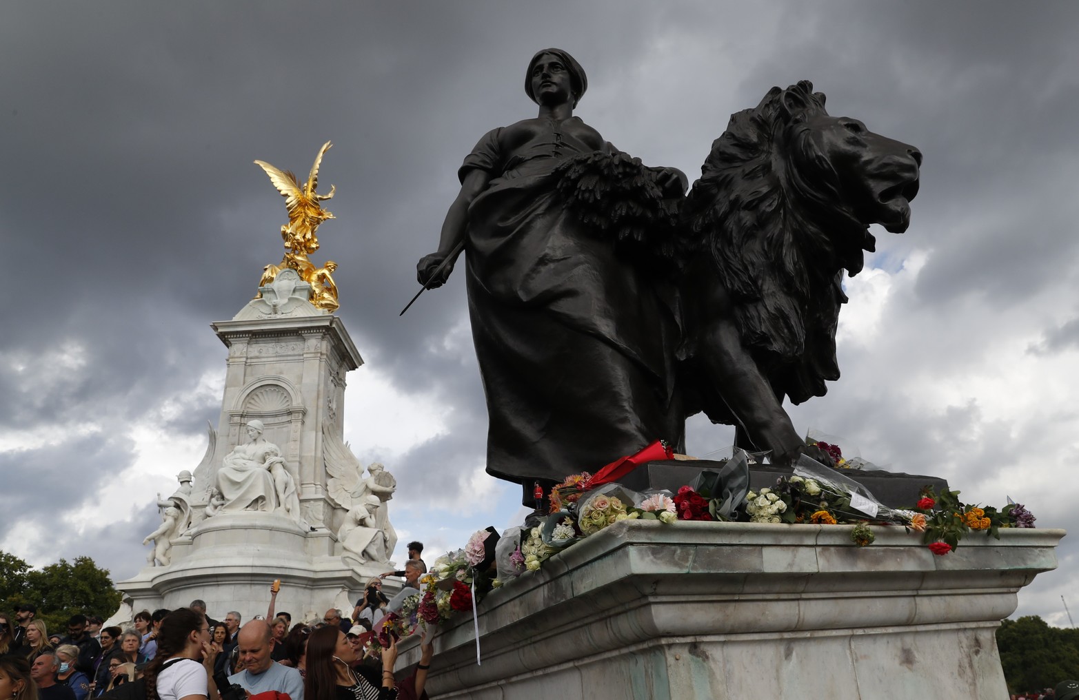 Arreglos florales y tarjetas para la fallecida reina Isabel II de Reino Unido, colocados en la estatua frente al Memorial de la Reina Victoria, en Londres, Reino Unido. Xinhua/Han Yan.