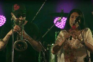 Dancing Mood: Hugo Lobo y Micaela Chauque, invitada en “África”, el primer single de “En vivo en la Sala”, grabado meses atrás en la Sala Siranush de Buenos Aires.