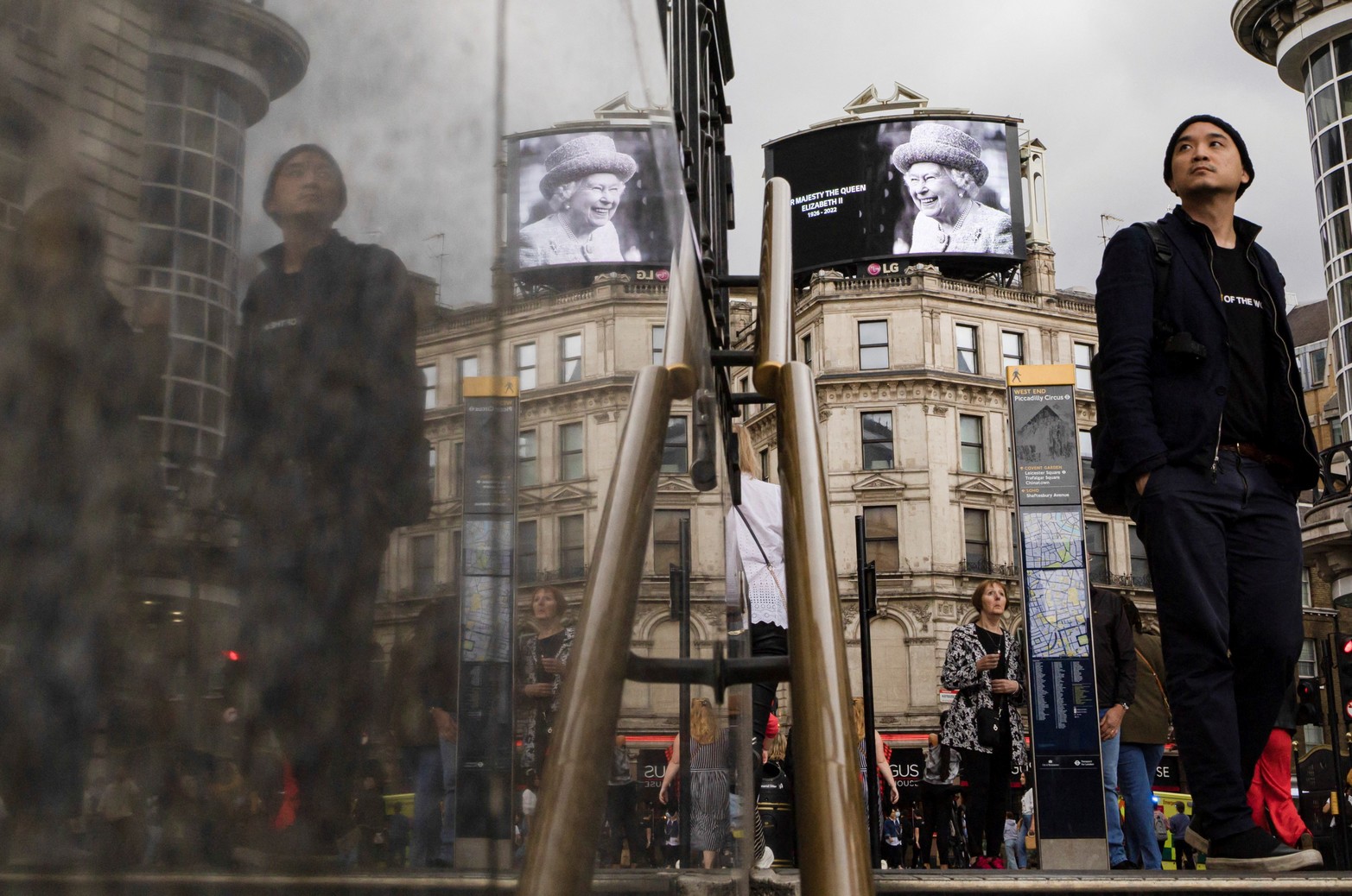 Un cartel con la imagen de la reina Isabel II se ve en Piccadilly Circus, tras el fallecimiento de la reina Isabel de Gran Bretaña. Reuters/Marko Djurica