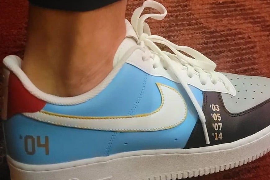 El calzado especial de Manu rememorando el oro olímpico de 2004 y los anillos de NBA en 2003, 2005, 2007 y 2014.