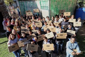 Se entregaron en escuelas santafesinas netbooks, celulares y recursos tecnológicos