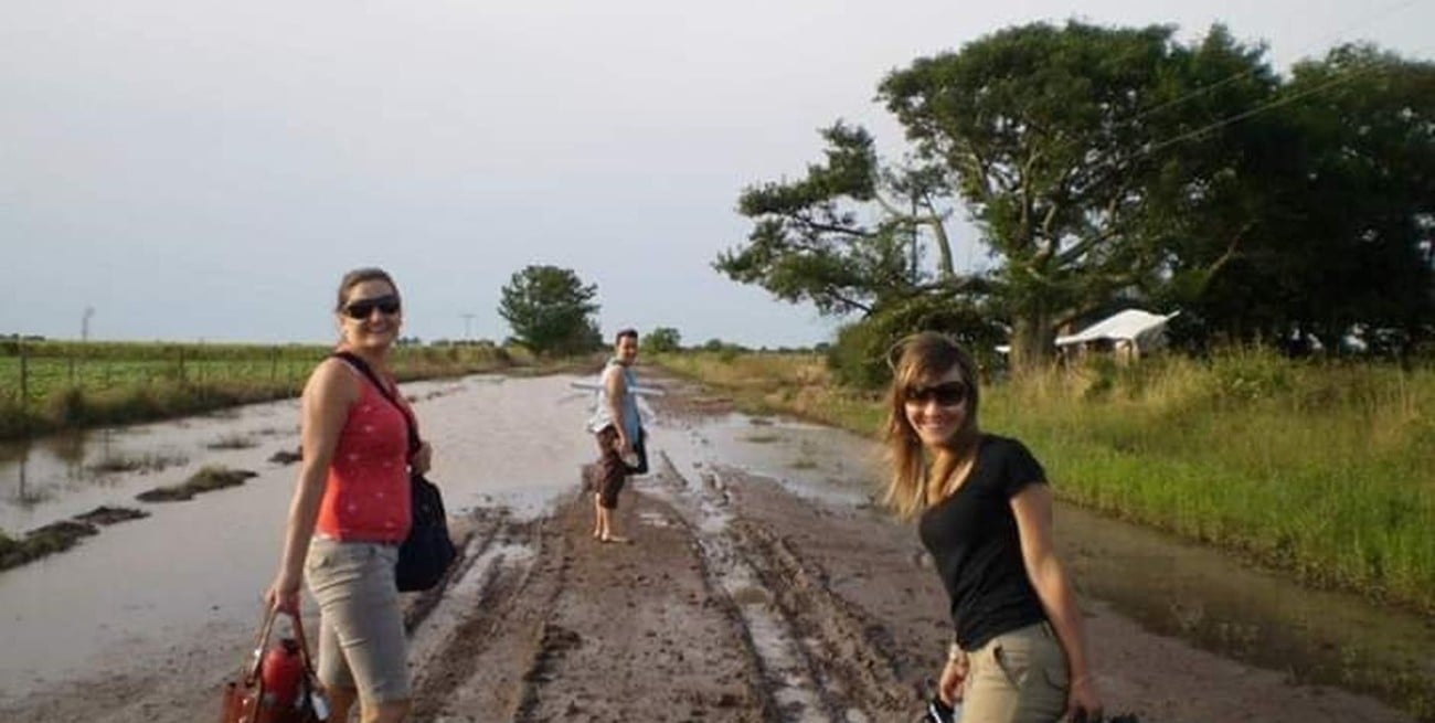"Ya no me acordaba de esa foto, es vieja; yo soy la que va primera", se ríe sobre esa imagen colgada en el Facebook de la escuela. Cuenta que si bien ese camino, la ruta 58-S, ahora está "alteado", los días de lluvia no se puede circular porque es "arcilloso".