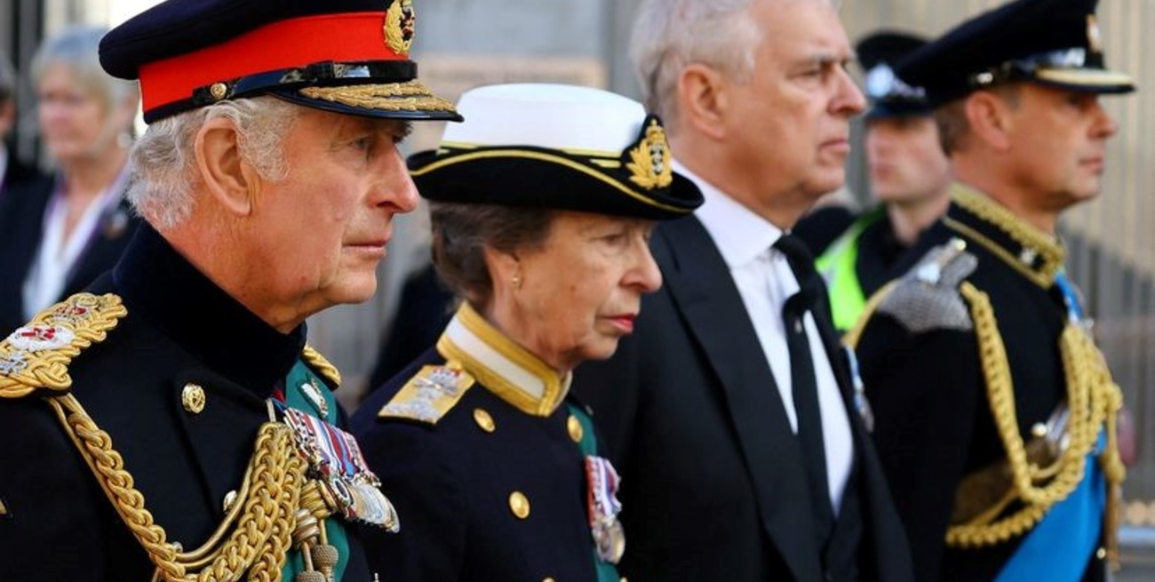 Comenzó la procesión fúnebre de Isabel II: Carlos III y sus hermanos acompañan el cuerpo