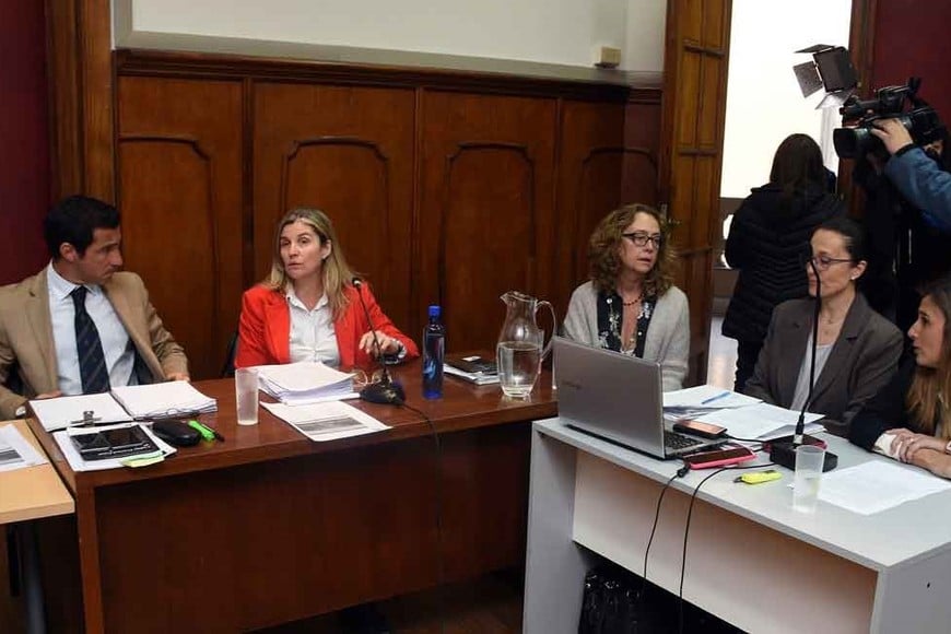 María Inés Masino, mamá de Julio y querellante (en el centro), con las abogadas del CAJ Lucrecia Fernández y Vivian Galeano y los fiscales Gonzalo Iglesias y Ana Laura Gioria.Crédito: Guillermo Di Salvatore