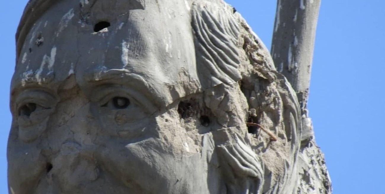 Vandalizaron una estatua de Néstor Kirchner y Alberto Fernández repudió el hecho