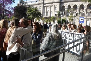 Delante de Tribunales y con la Casa Gris de fondo, los allegados a la familia levantaron la bandera de "Justicia por Julio".  Crédito: Guillermo Di Salvatore