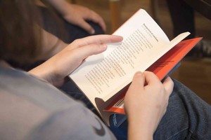 Una sociedad que no utiliza la lectura por placer, se masifica y deshumaniza.