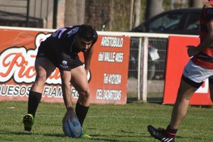 Felipe Nepote apoya uno de los dos tries de su cuenta personal en el partido ante Cha Roga.  Crédito: Luis Cetraro.