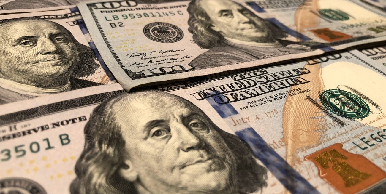 El dólar blue inició la semana en baja y cerró en $ 272