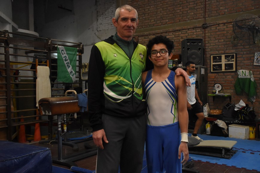 Julián Di Pasquale con su entrenador Esteban Vallejos.  Crédito: Manuel Fabatía.