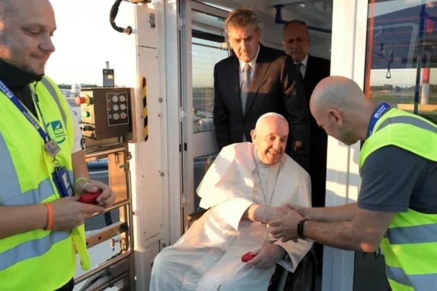 El papa Francisco aborda el avión que lo trasladó a Kazajistán (Vatican Media/­Handout via REUTERS)