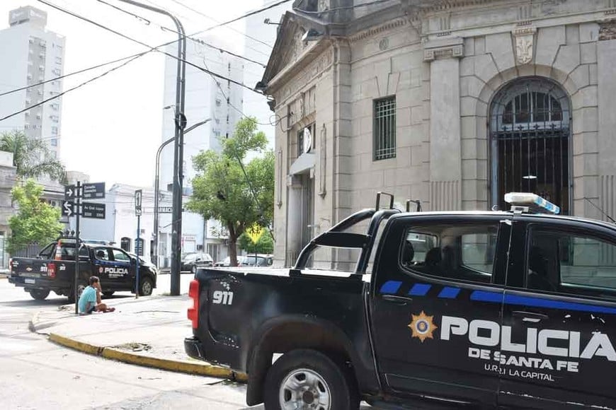 Los evadidos estaban alojados en la comisaría ubicada en General López y Saavedra. Crédito: Guillermo Di Salvatore