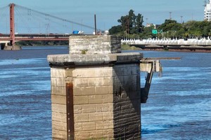 Casi 80 años desde que se retiró el puente ferroviario, así lucen los pilares. Crédito: Fernando Nicola