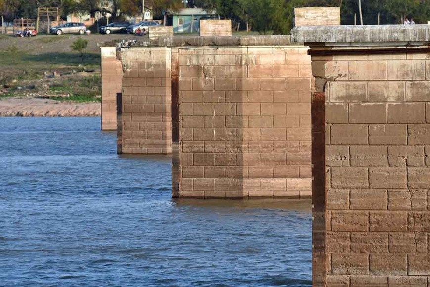 La bajante extraordinaria que comenzó en 2020 y siguió en 2021, dejó al descubierto casi la totalidad de los pilares sobre la Setúbal. Crédito: Pablo Aguirre.